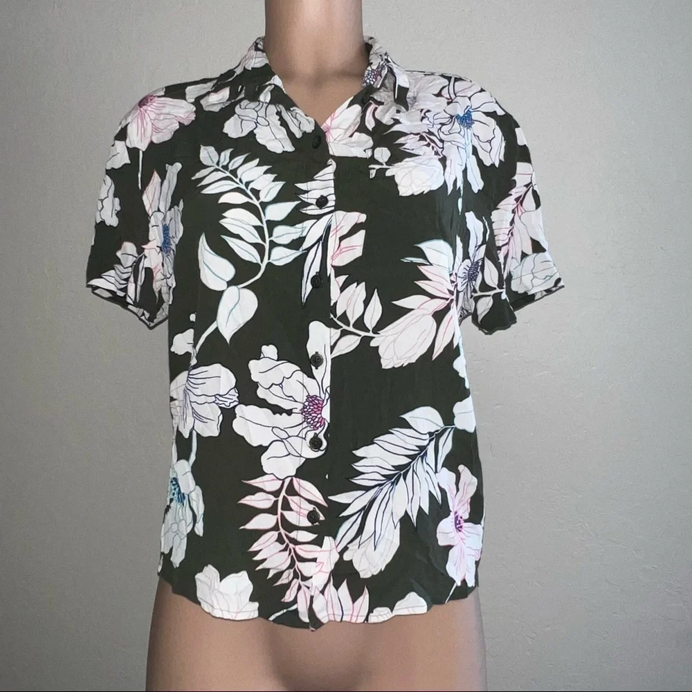 Sanctuary NWOT Ladies XS 100% Rayon Floral Button Up Blouse Top Short Sleeve